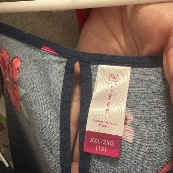 No Boundaries sleeveless Floral Blouse XXL (19) - Picture 3 of 3